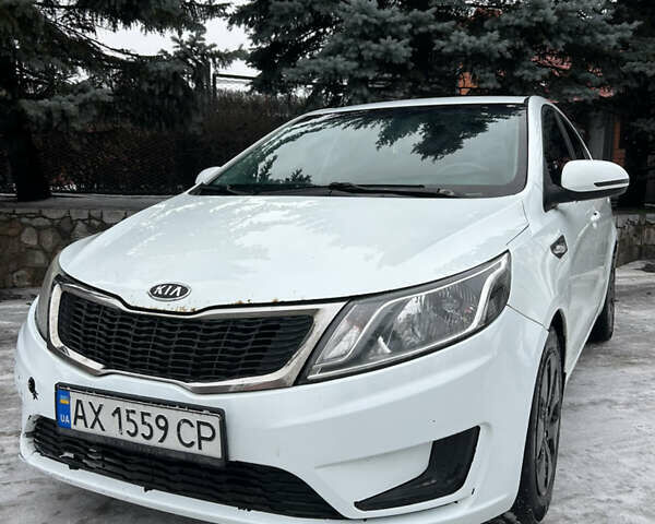 Белый Киа Рио, объемом двигателя 1.4 л и пробегом 315 тыс. км за 5300 $, фото 1 на Automoto.ua