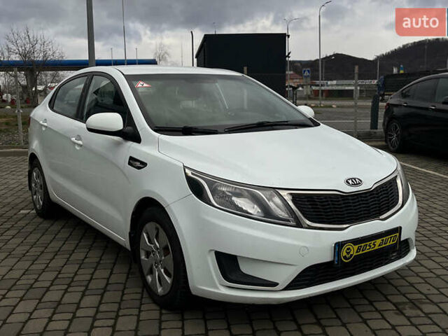 Белый Киа Рио, объемом двигателя 1.4 л и пробегом 200 тыс. км за 6900 $, фото 1 на Automoto.ua