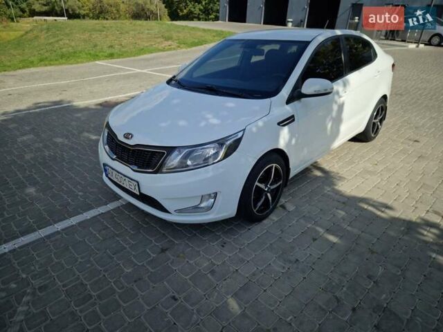 Білий Кіа Ріо, об'ємом двигуна 1.6 л та пробігом 200 тис. км за 8000 $, фото 1 на Automoto.ua
