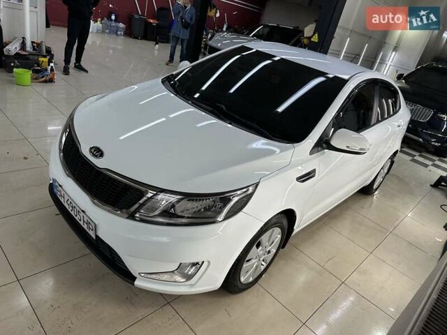 Белый Киа Рио, объемом двигателя 1.59 л и пробегом 112 тыс. км за 8700 $, фото 1 на Automoto.ua