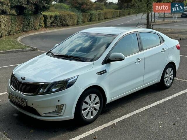 Белый Киа Рио, объемом двигателя 1.59 л и пробегом 160 тыс. км за 7350 $, фото 1 на Automoto.ua