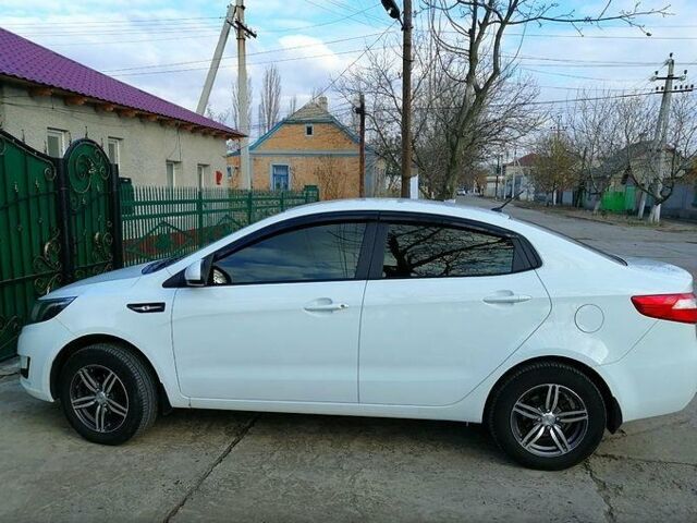 Белый Киа Рио, объемом двигателя 1.6 л и пробегом 135 тыс. км за 3000 $, фото 1 на Automoto.ua