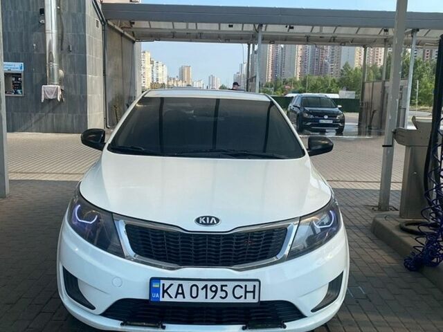 Белый Киа Рио, объемом двигателя 1.4 л и пробегом 255 тыс. км за 7000 $, фото 1 на Automoto.ua