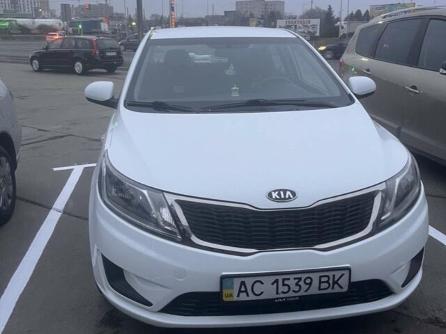 Белый Киа Рио, объемом двигателя 1.4 л и пробегом 180 тыс. км за 8000 $, фото 1 на Automoto.ua