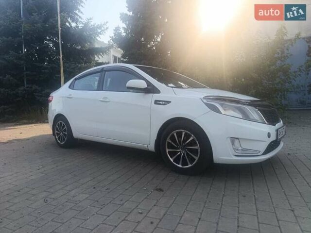 Белый Киа Рио, объемом двигателя 1.4 л и пробегом 180 тыс. км за 8000 $, фото 1 на Automoto.ua