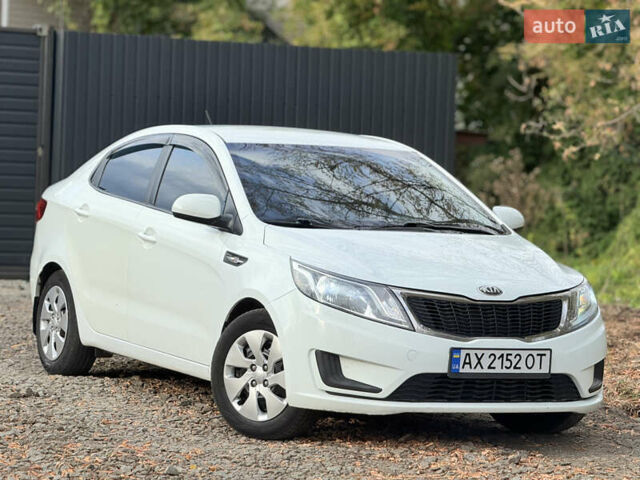 Білий Кіа Ріо, об'ємом двигуна 1.4 л та пробігом 301 тис. км за 6100 $, фото 1 на Automoto.ua