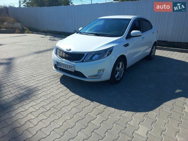 Белый Киа Рио, объемом двигателя 1.6 л и пробегом 218 тыс. км за 8000 $, фото 1 на Automoto.ua