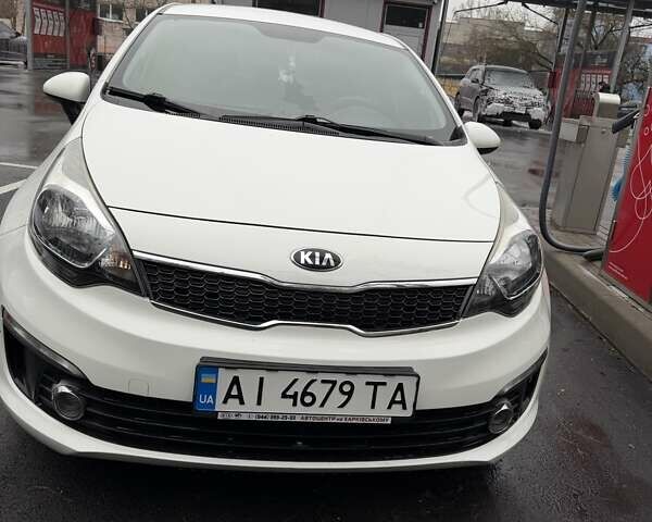 Белый Киа Рио, объемом двигателя 1.4 л и пробегом 870 тыс. км за 12000 $, фото 1 на Automoto.ua