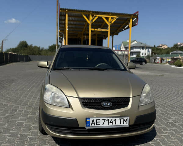 Бежевий Кіа Ріо, об'ємом двигуна 1.4 л та пробігом 300 тис. км за 4200 $, фото 1 на Automoto.ua