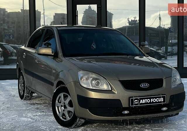 Бежевий Кіа Ріо, об'ємом двигуна 1.4 л та пробігом 199 тис. км за 3850 $, фото 1 на Automoto.ua