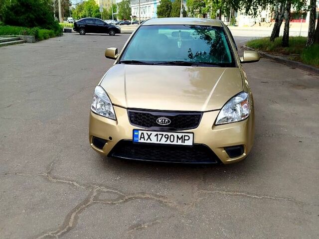 Бежевый Киа Рио, объемом двигателя 1.4 л и пробегом 182 тыс. км за 3800 $, фото 1 на Automoto.ua