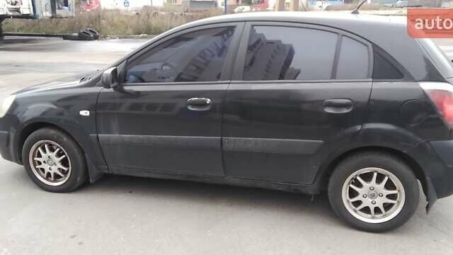 Чорний Кіа Ріо, об'ємом двигуна 1.4 л та пробігом 132 тис. км за 4000 $, фото 1 на Automoto.ua