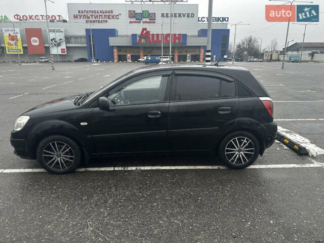 Черный Киа Рио, объемом двигателя 1.4 л и пробегом 208 тыс. км за 5400 $, фото 1 на Automoto.ua