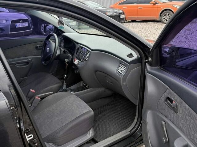 Черный Киа Рио, объемом двигателя 1.4 л и пробегом 250 тыс. км за 2600 $, фото 1 на Automoto.ua