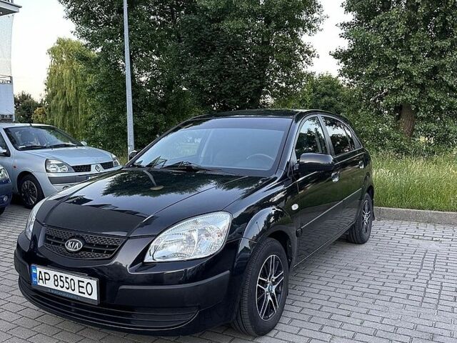 Чорний Кіа Ріо, об'ємом двигуна 1.4 л та пробігом 216 тис. км за 4500 $, фото 1 на Automoto.ua
