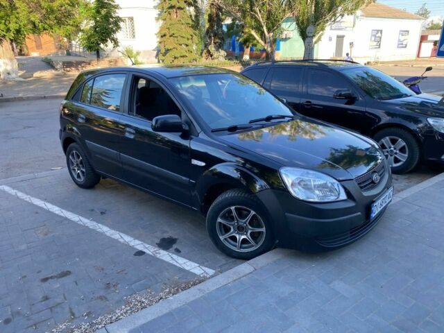 Черный Киа Рио, объемом двигателя 1.4 л и пробегом 208 тыс. км за 3650 $, фото 1 на Automoto.ua