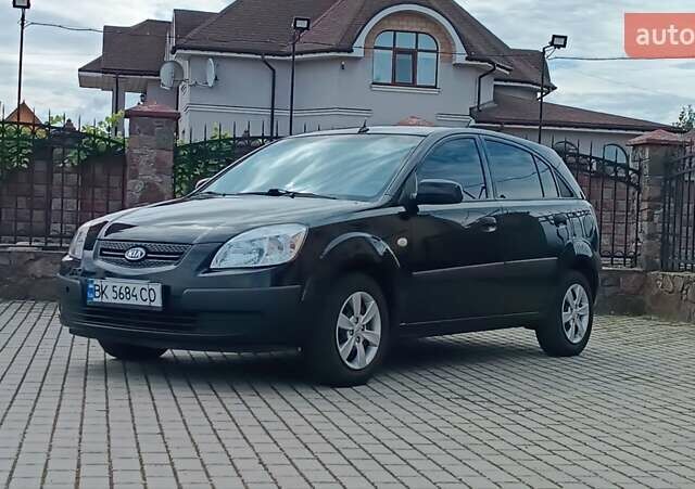 Чорний Кіа Ріо, об'ємом двигуна 1.4 л та пробігом 181 тис. км за 3850 $, фото 1 на Automoto.ua