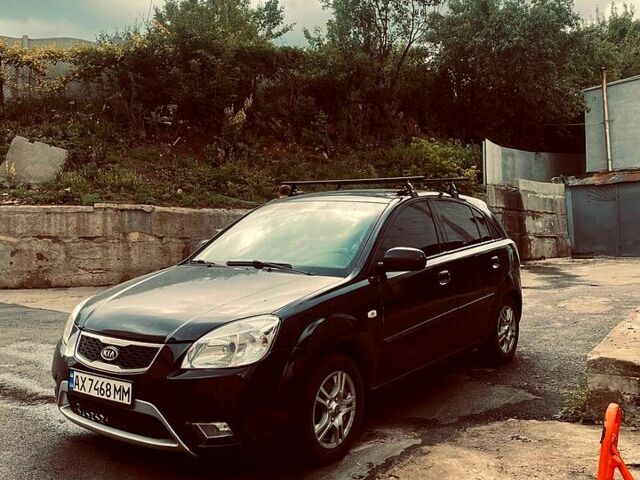 Чорний Кіа Ріо, об'ємом двигуна 1.4 л та пробігом 243 тис. км за 5000 $, фото 1 на Automoto.ua