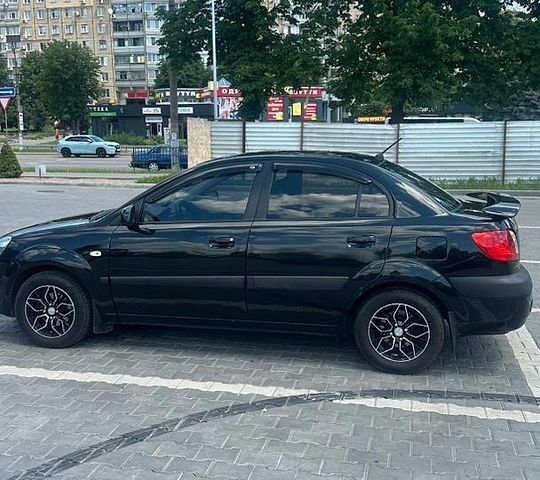 Черный Киа Рио, объемом двигателя 1.4 л и пробегом 213 тыс. км за 5700 $, фото 1 на Automoto.ua