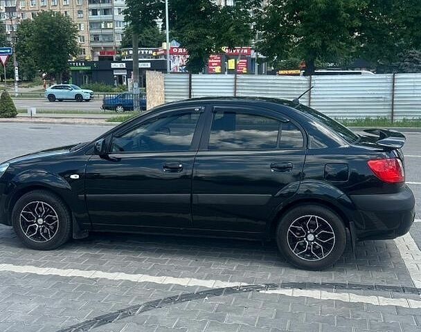 Чорний Кіа Ріо, об'ємом двигуна 1.4 л та пробігом 213 тис. км за 5100 $, фото 1 на Automoto.ua