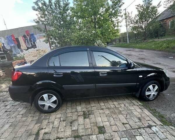 Чорний Кіа Ріо, об'ємом двигуна 1.4 л та пробігом 249 тис. км за 3500 $, фото 1 на Automoto.ua