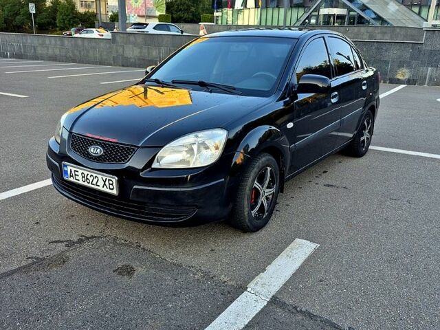Черный Киа Рио, объемом двигателя 1.4 л и пробегом 350 тыс. км за 3550 $, фото 1 на Automoto.ua