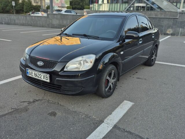 Черный Киа Рио, объемом двигателя 1.4 л и пробегом 350 тыс. км за 3633 $, фото 1 на Automoto.ua