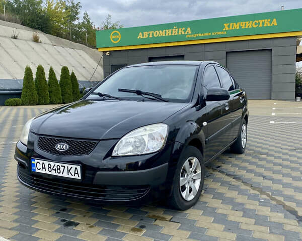 Черный Киа Рио, объемом двигателя 1.4 л и пробегом 152 тыс. км за 4600 $, фото 1 на Automoto.ua
