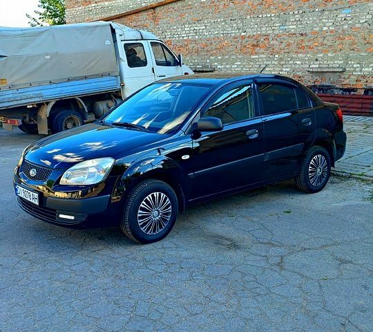 Черный Киа Рио, объемом двигателя 1.4 л и пробегом 260 тыс. км за 3100 $, фото 1 на Automoto.ua