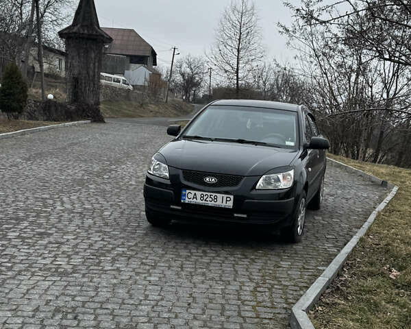 Черный Киа Рио, объемом двигателя 1.4 л и пробегом 150 тыс. км за 5400 $, фото 1 на Automoto.ua
