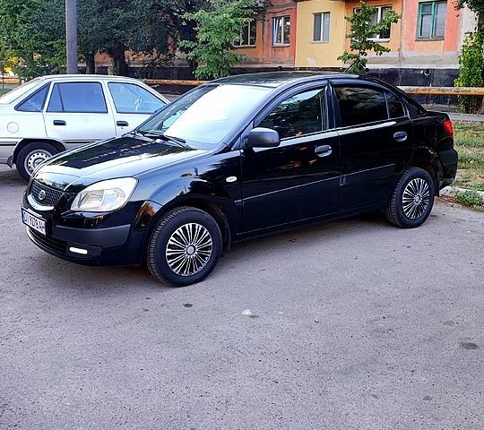 Чорний Кіа Ріо, об'ємом двигуна 1.4 л та пробігом 260 тис. км за 2800 $, фото 1 на Automoto.ua