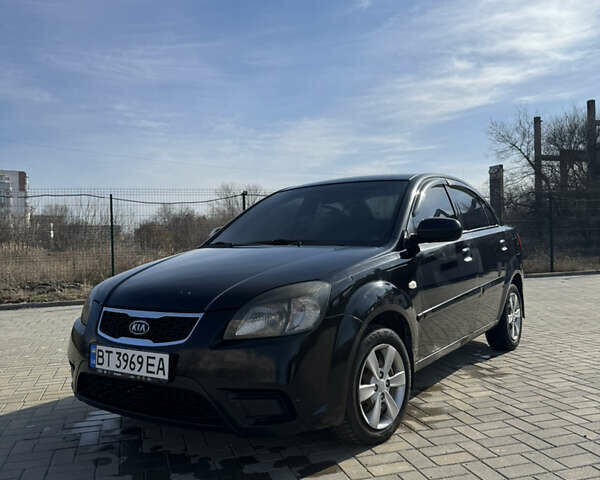 Черный Киа Рио, объемом двигателя 1.4 л и пробегом 202 тыс. км за 4500 $, фото 1 на Automoto.ua