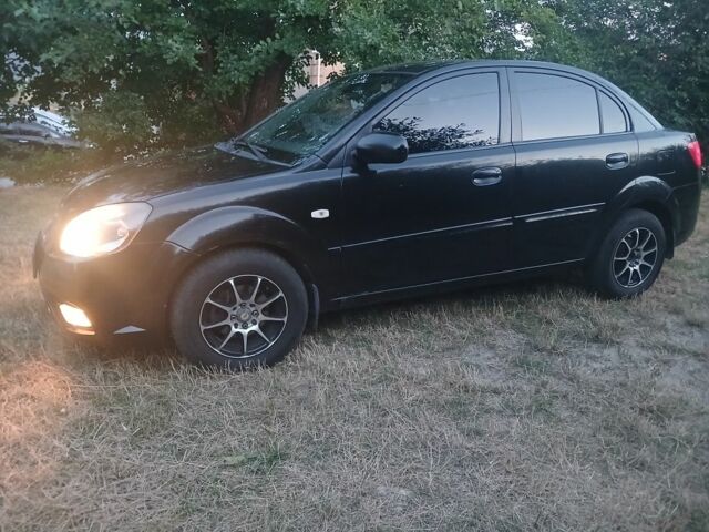 Черный Киа Рио, объемом двигателя 1.4 л и пробегом 210 тыс. км за 4009 $, фото 1 на Automoto.ua