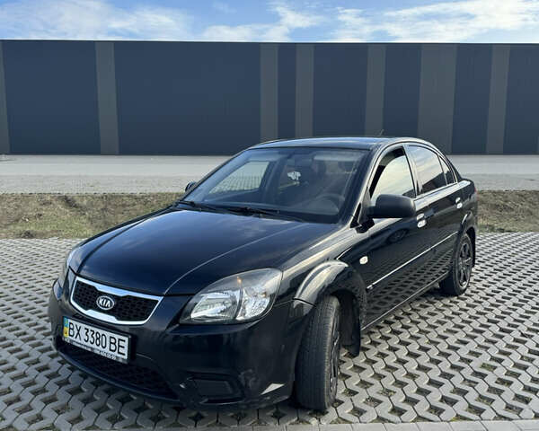 Черный Киа Рио, объемом двигателя 1.4 л и пробегом 206 тыс. км за 4999 $, фото 1 на Automoto.ua