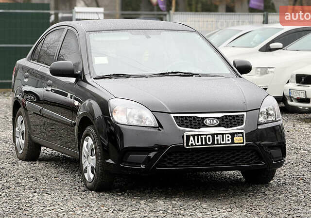 Черный Киа Рио, объемом двигателя 1.4 л и пробегом 100 тыс. км за 5000 $, фото 1 на Automoto.ua