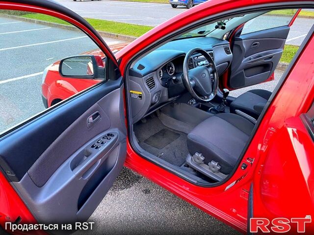 Червоний Кіа Ріо, об'ємом двигуна 1.6 л та пробігом 194 тис. км за 5100 $, фото 1 на Automoto.ua