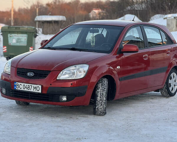Красный Киа Рио, объемом двигателя 1.6 л и пробегом 178 тыс. км за 5000 $, фото 1 на Automoto.ua