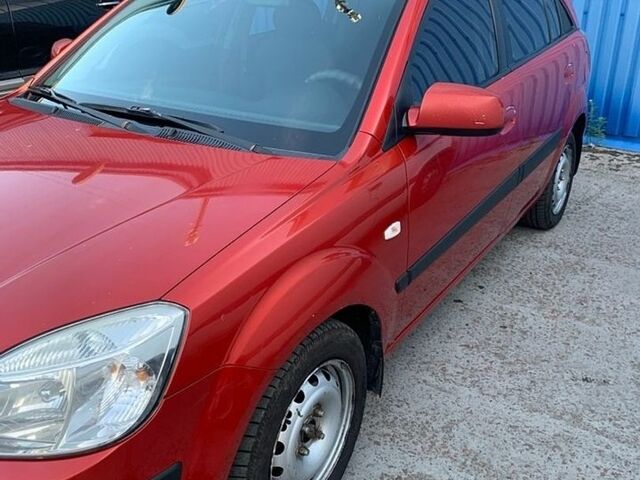 Красный Киа Рио, объемом двигателя 1.4 л и пробегом 280 тыс. км за 3000 $, фото 1 на Automoto.ua