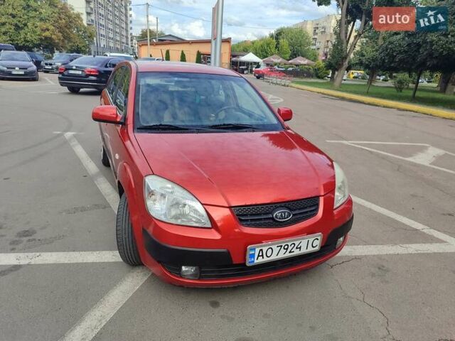 Красный Киа Рио, объемом двигателя 1.4 л и пробегом 281 тыс. км за 3900 $, фото 1 на Automoto.ua