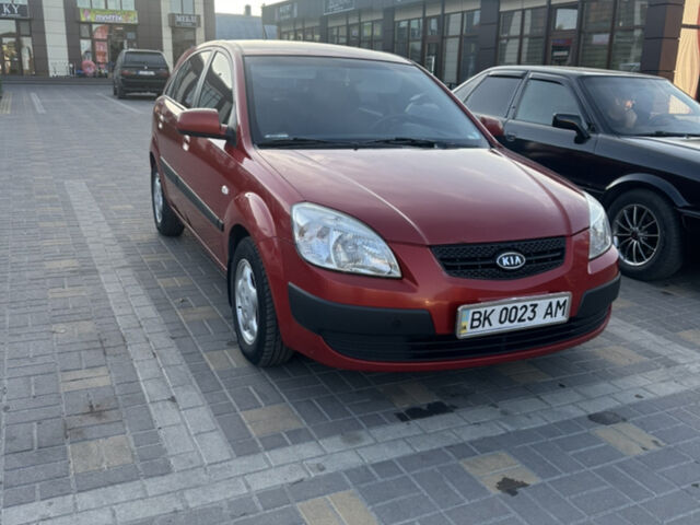 Красный Киа Рио, объемом двигателя 1.4 л и пробегом 246 тыс. км за 5700 $, фото 1 на Automoto.ua