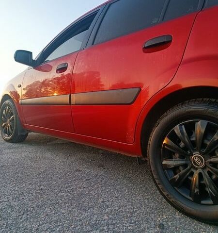 Червоний Кіа Ріо, об'ємом двигуна 1.4 л та пробігом 230 тис. км за 4100 $, фото 1 на Automoto.ua