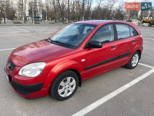 Красный Киа Рио, объемом двигателя 1.4 л и пробегом 216 тыс. км за 3900 $, фото 1 на Automoto.ua