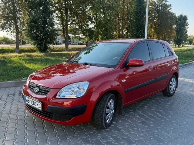 Красный Киа Рио, объемом двигателя 1.4 л и пробегом 312 тыс. км за 5500 $, фото 1 на Automoto.ua