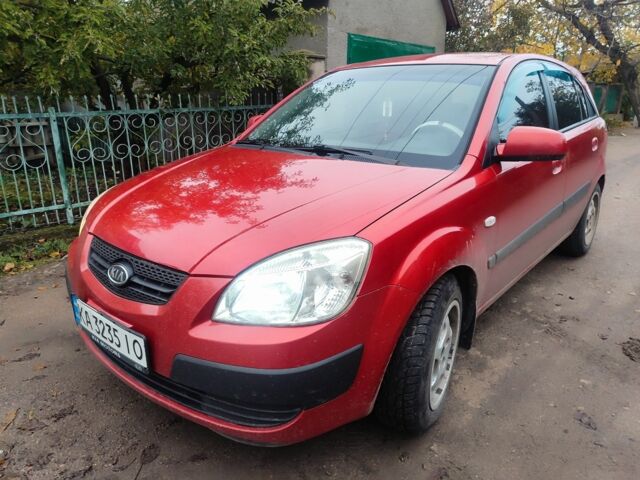 Красный Киа Рио, объемом двигателя 1.4 л и пробегом 218 тыс. км за 4200 $, фото 1 на Automoto.ua