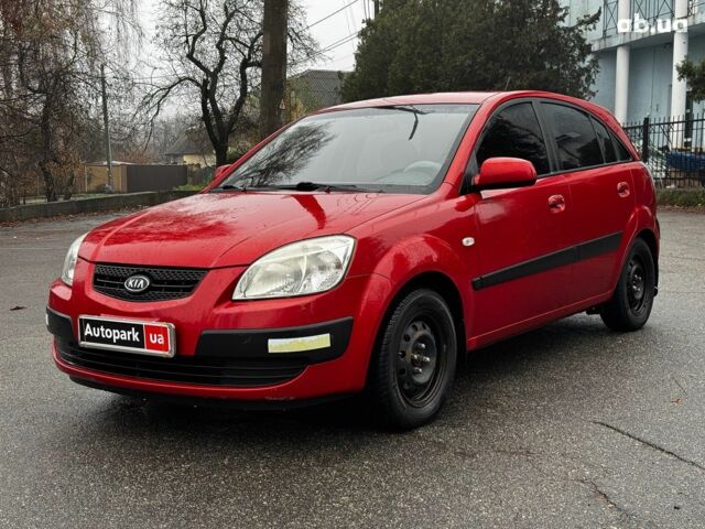 Красный Киа Рио, объемом двигателя 1.4 л и пробегом 189 тыс. км за 6490 $, фото 1 на Automoto.ua