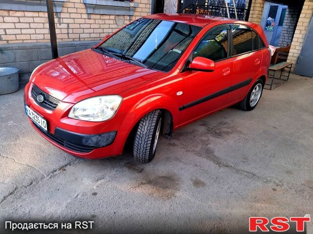 Красный Киа Рио, объемом двигателя 1.4 л и пробегом 180 тыс. км за 3800 $, фото 1 на Automoto.ua