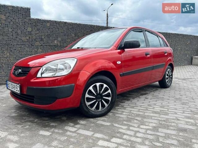 Красный Киа Рио, объемом двигателя 1.4 л и пробегом 203 тыс. км за 4900 $, фото 1 на Automoto.ua