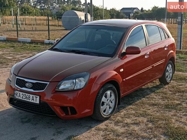 Красный Киа Рио, объемом двигателя 1.4 л и пробегом 213 тыс. км за 6000 $, фото 1 на Automoto.ua