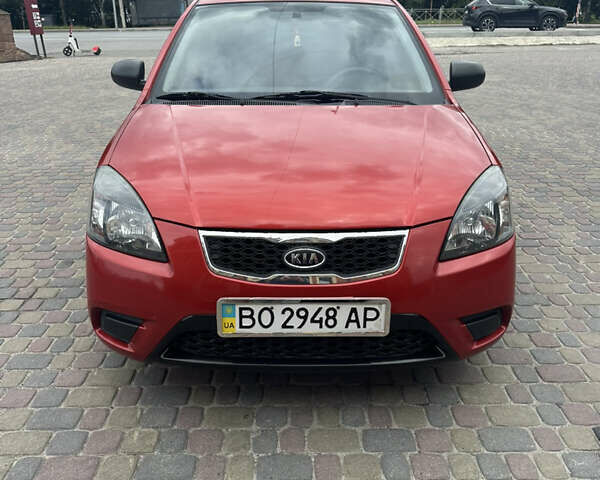 Красный Киа Рио, объемом двигателя 1.4 л и пробегом 119 тыс. км за 5777 $, фото 1 на Automoto.ua