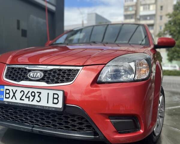 Красный Киа Рио, объемом двигателя 1.4 л и пробегом 105 тыс. км за 5500 $, фото 1 на Automoto.ua